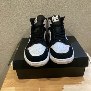 Men’s Black and White Jordan Mid’s Never worn